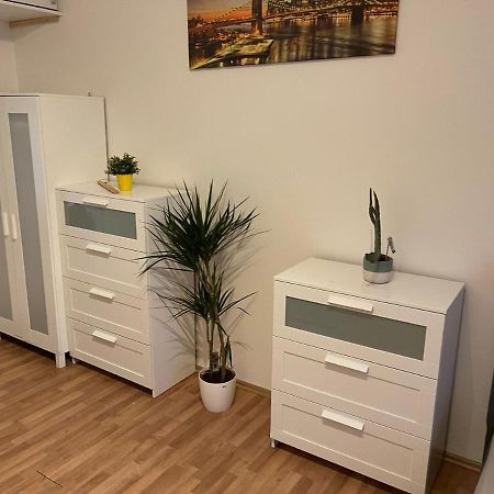 Sunlit Apartment Close To City Center Praga Esterno foto